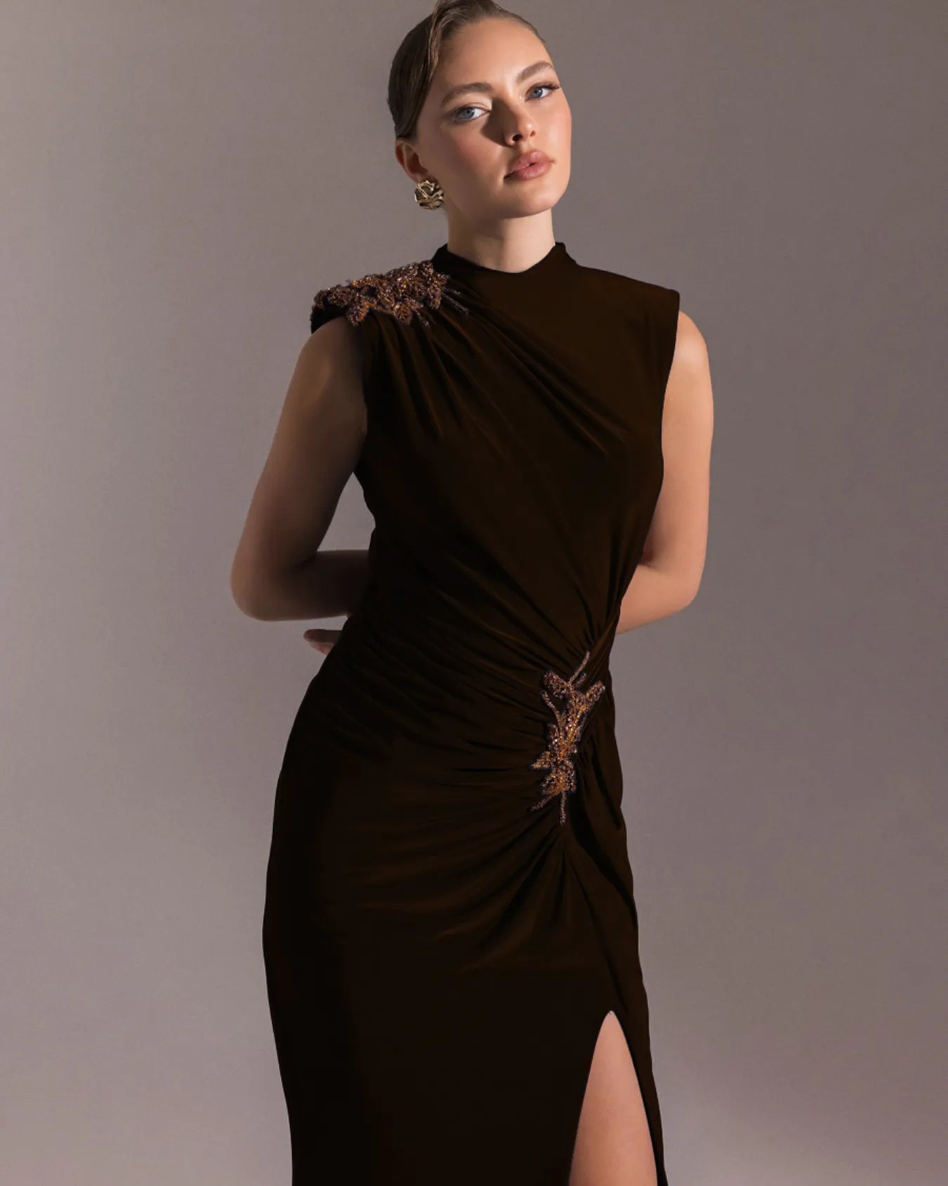 25019-Vatkalı Hakim Yaka Yırtmaçlı Uzun Abiye Elbise