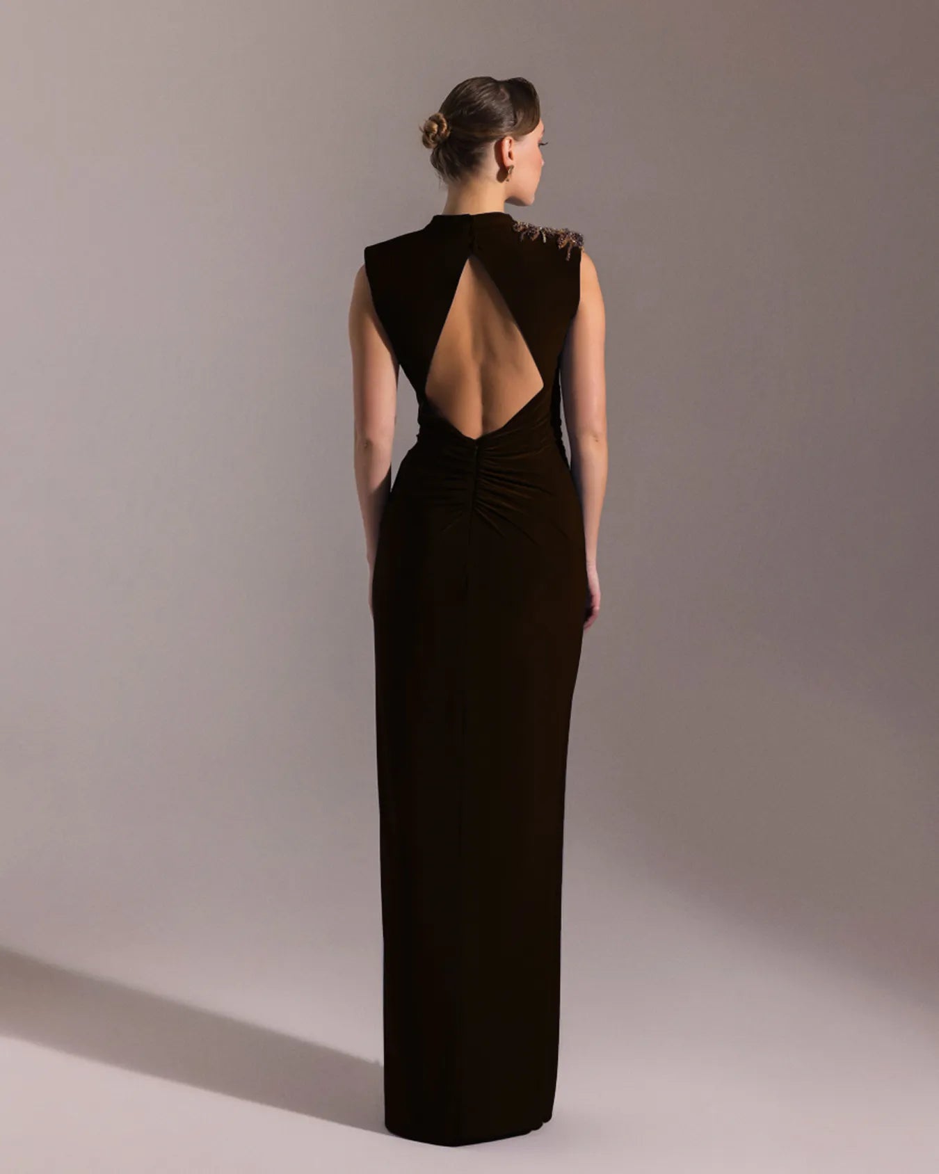 25019-Vatkalı Hakim Yaka Yırtmaçlı Uzun Abiye Elbise