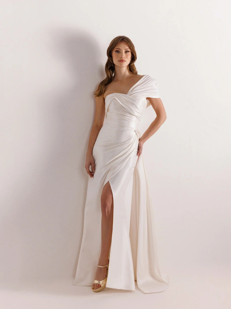 YAN KUYRUKLU, YIRTMAÇLI Ekru BALIK ELBİSE Ön