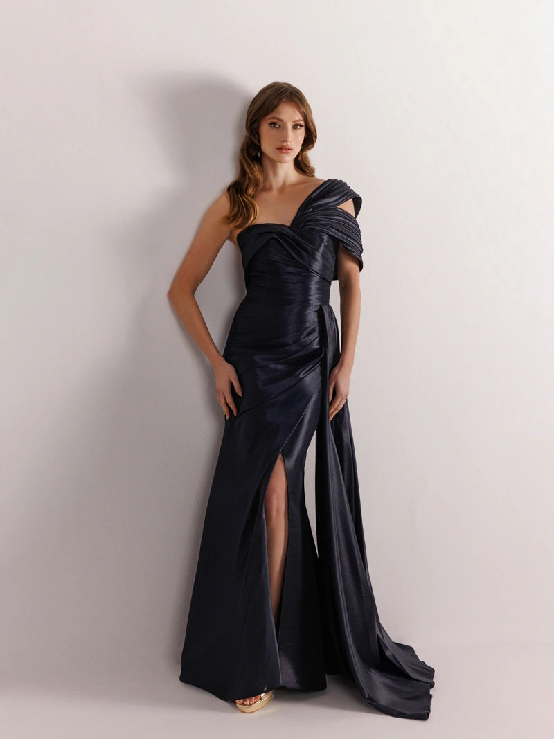 YAN KUYRUKLU, YIRTMAÇLI BALIK ELBİSE Siyah Ön