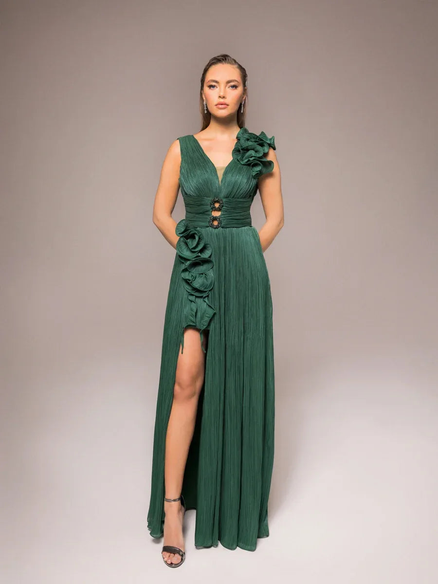 25040-V Yaka Aksesuarlı Pliseli Kloş Abiye Elbise - Kenzel