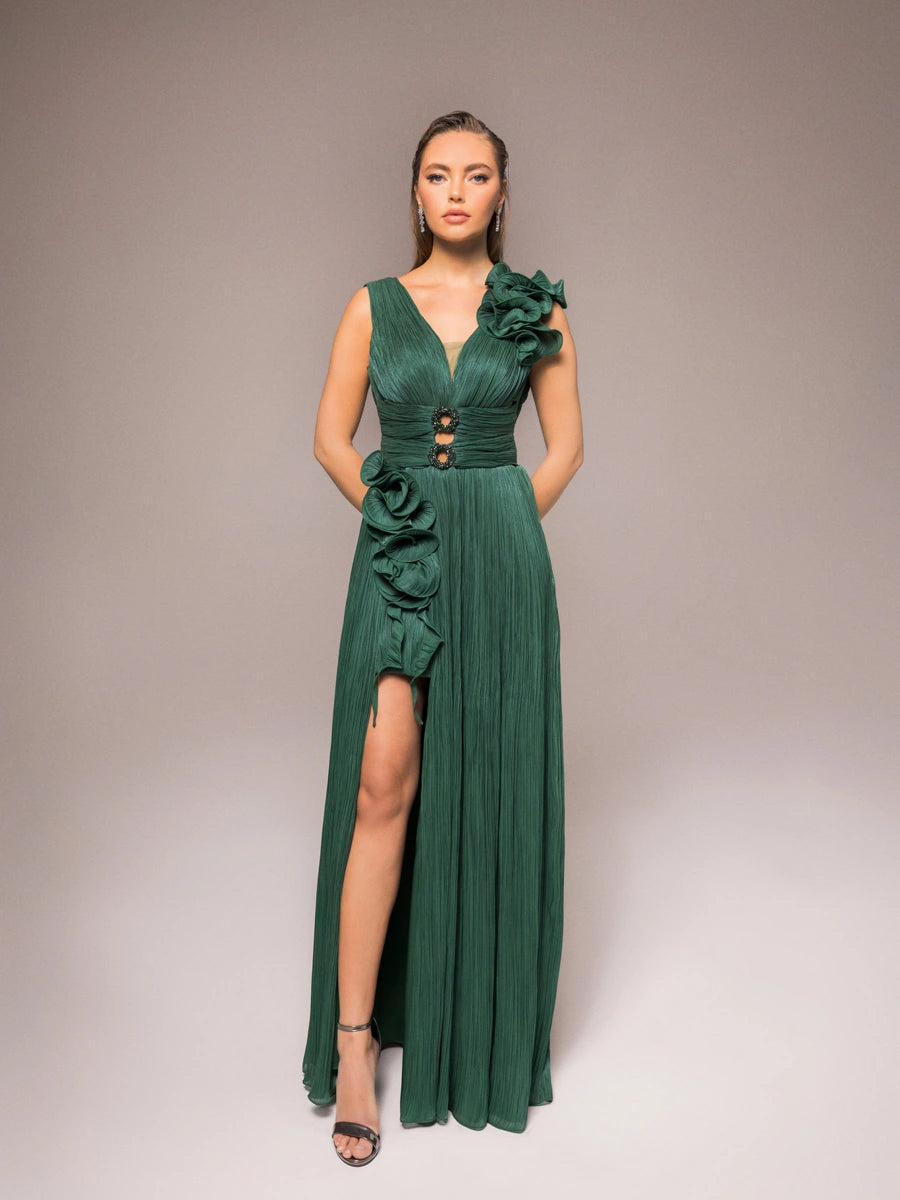 25040-V Yaka Aksesuarlı Pliseli Kloş Abiye Elbise