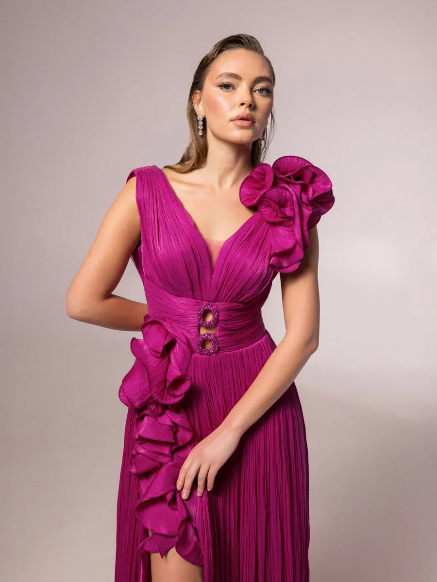 25040-V Yaka Aksesuarlı Pliseli Kloş Abiye Elbise - Kenzel