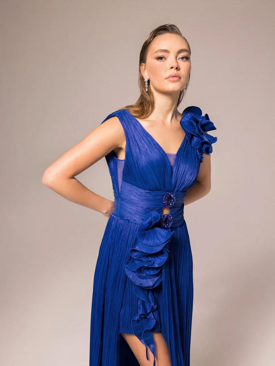 25040-V Yaka Aksesuarlı Pliseli Kloş Abiye Elbise - Kenzel