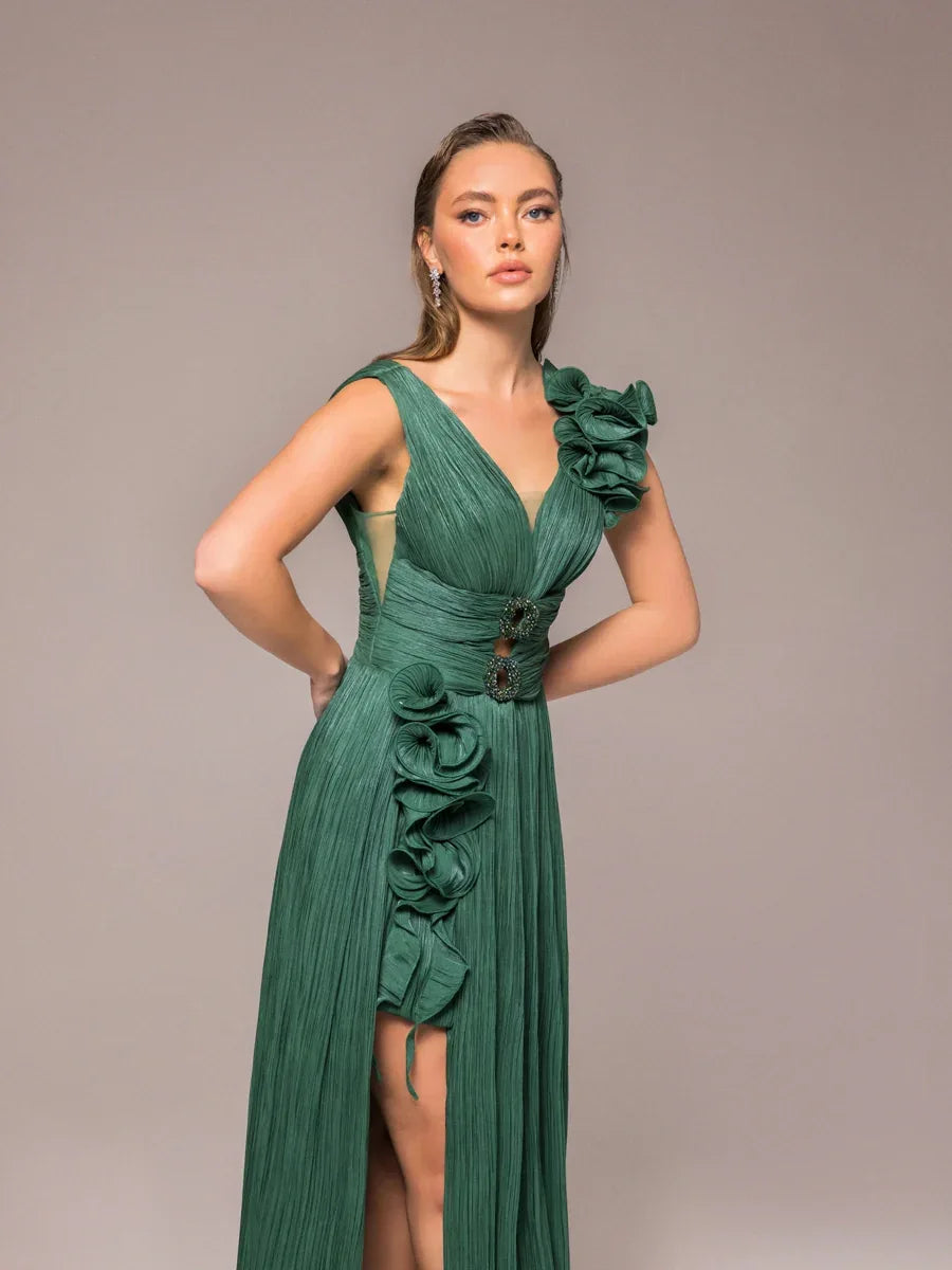 25040-V Yaka Aksesuarlı Pliseli Kloş Abiye Elbise - Kenzel