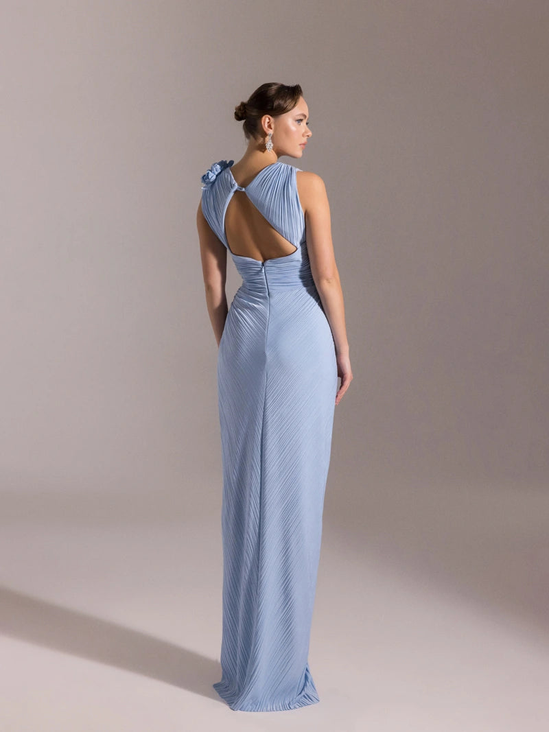 Omuz Çı̇çek Detaylı Yırtmaçlı Pı̇lı̇selı̇ Elbise Mavi Arka