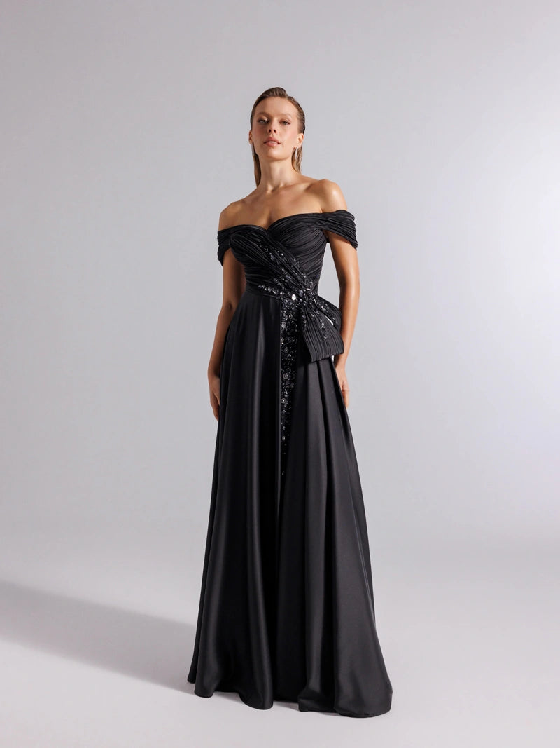 İç Eteği Transparan Detaylı İşlemeli Kloş Siyah Abiye Elbise