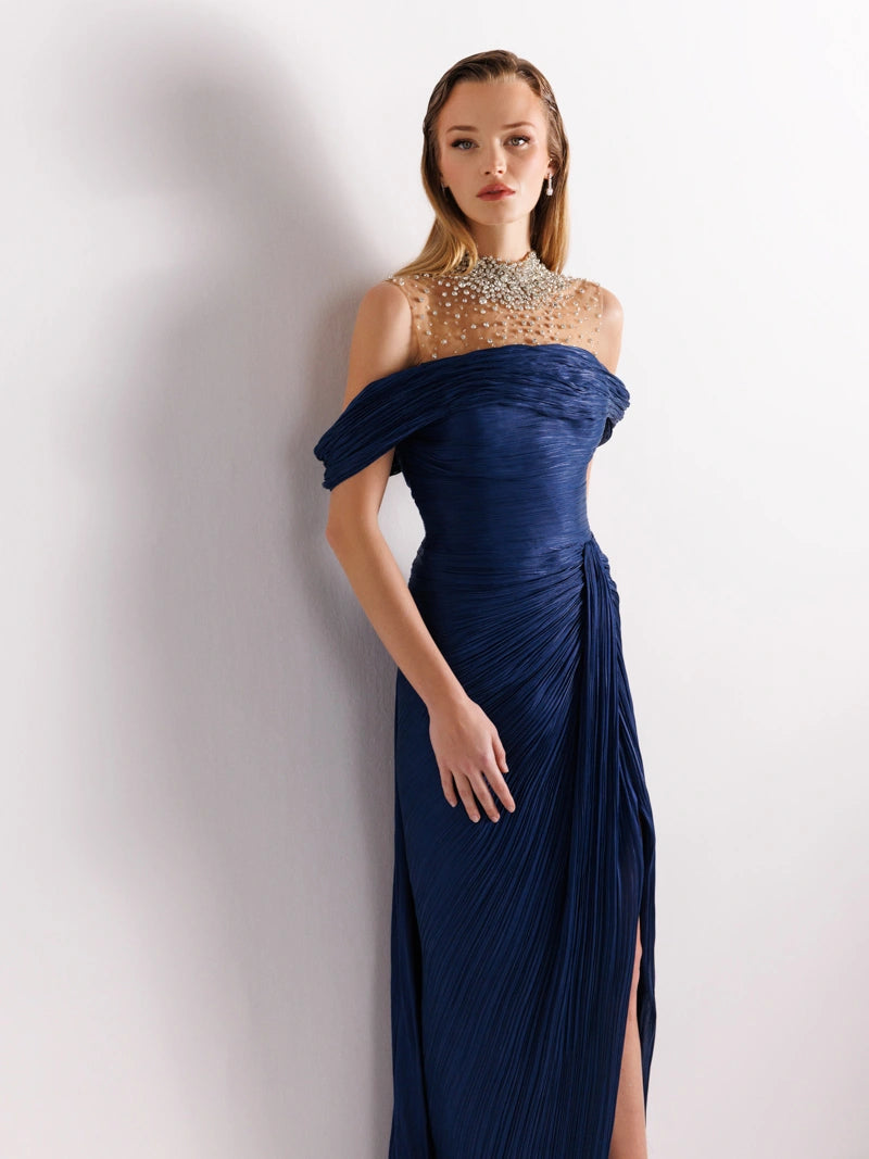 25077-İşlemeli Pliseli Kuyruklu Elbise