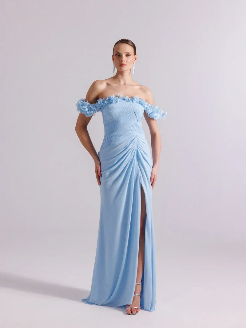 25080-Yakası Çiçek Süslemeli ve Pilise Detaylı Şifon Uzun Elbise - Kenzel