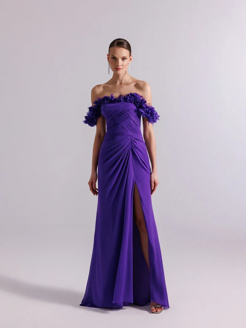 25080-Yakası Çiçek Süslemeli ve Pilise Detaylı Şifon Uzun Elbise - Kenzel