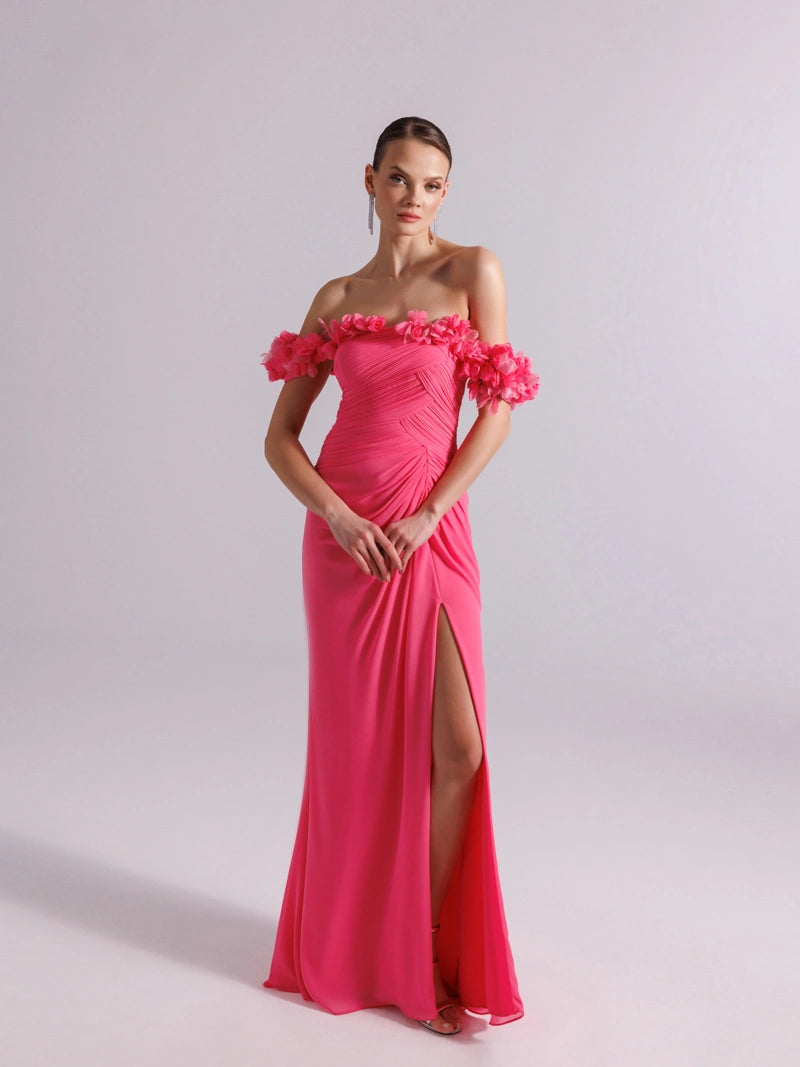 25080-Yakası Çiçek Süslemeli ve Pilise Detaylı Şifon Uzun Elbise