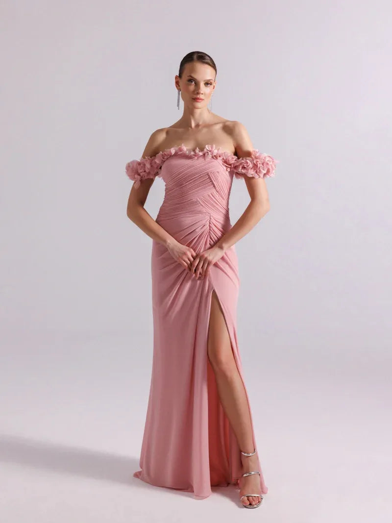 25080-Yakası Çiçek Süslemeli ve Pilise Detaylı Şifon Uzun Elbise - Kenzel