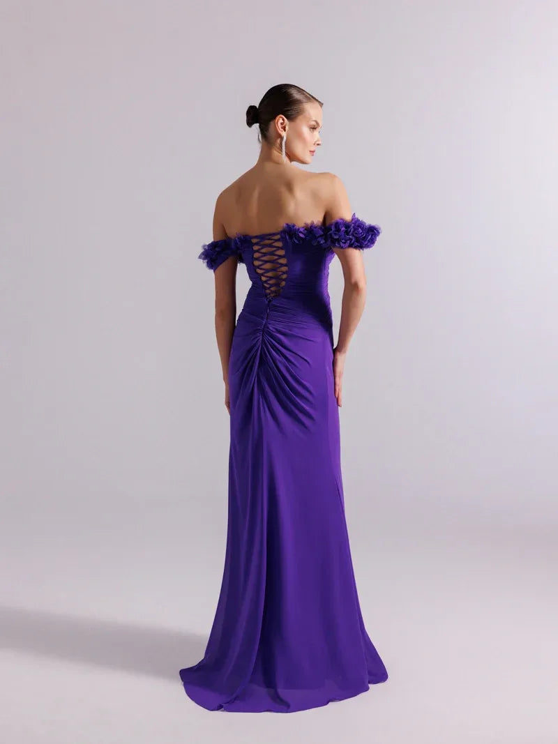 25080-Yakası Çiçek Süslemeli ve Pilise Detaylı Şifon Uzun Elbise - Kenzel