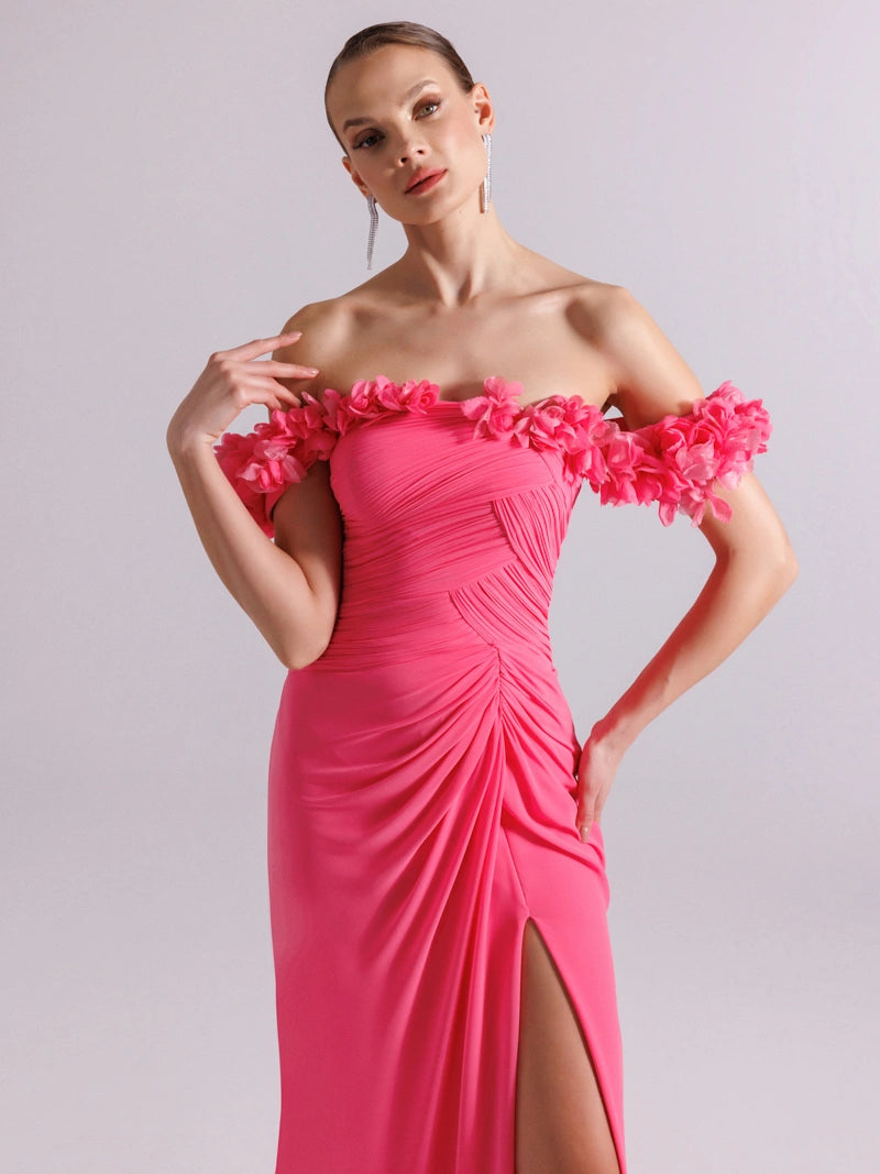 25080-Yakası Çiçek Süslemeli ve Pilise Detaylı Şifon Uzun Elbise