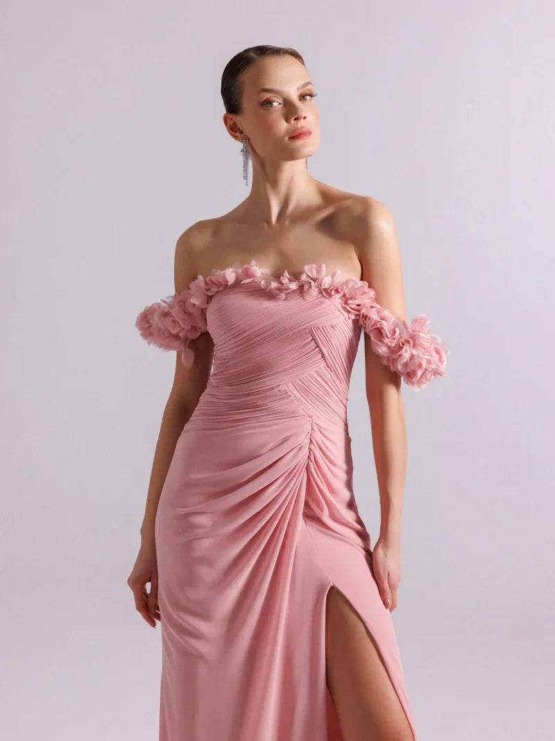 25080-Yakası Çiçek Süslemeli ve Pilise Detaylı Şifon Uzun Elbise - Kenzel