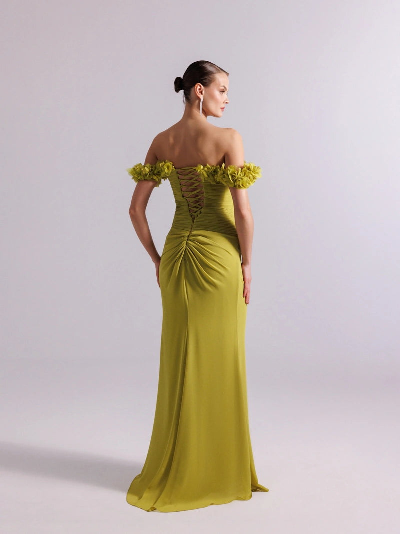 25080-Yakası Çiçek Süslemeli ve Pilise Detaylı Şifon Uzun Elbise