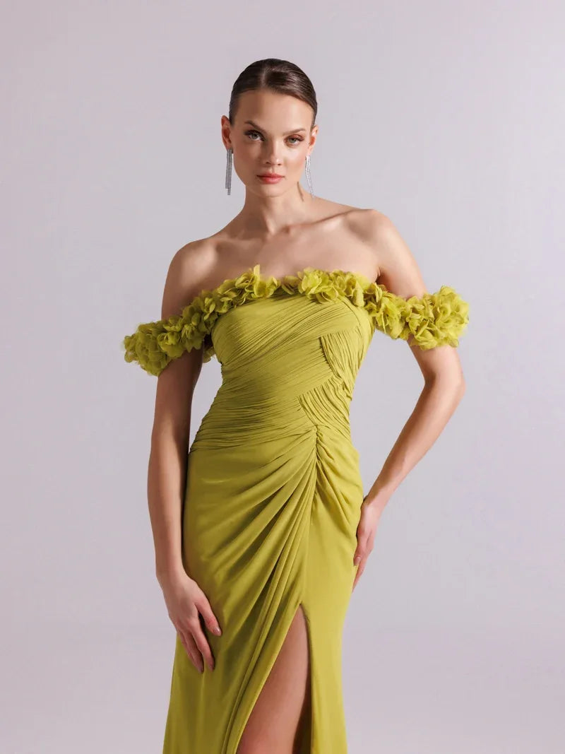 25080-Yakası Çiçek Süslemeli ve Pilise Detaylı Şifon Uzun Elbise - Kenzel