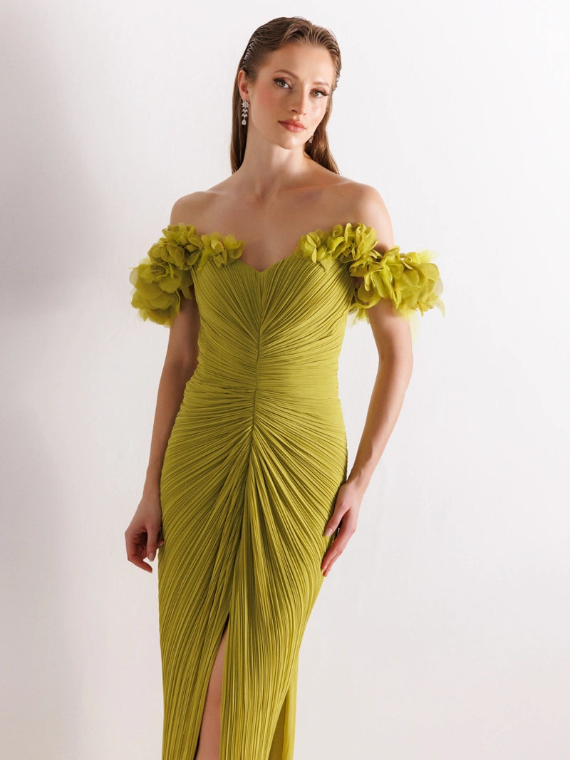 25081-Omuz Çiçek Detaylı Yırtmaçlı Elbise