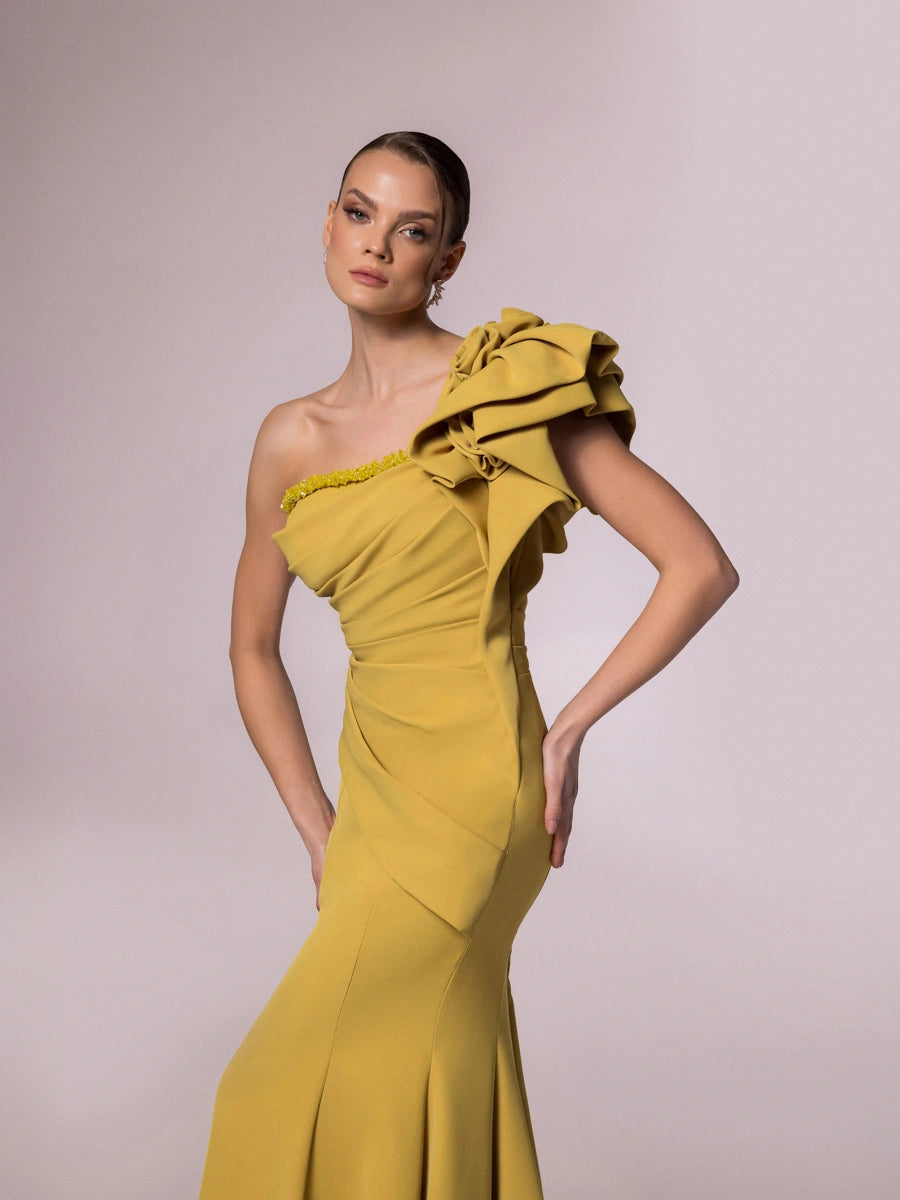 25120-Tek Omuzlu Gül Detaylı Drapeli Balık Abiye Elbise