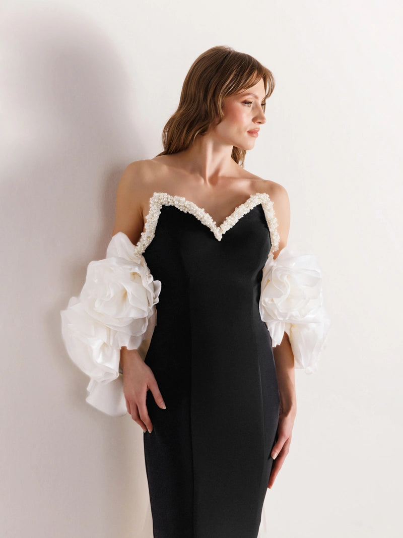 Yakası İşlemeli Straplez Balık Elbise Ekru rengi detaylı yakın çekim