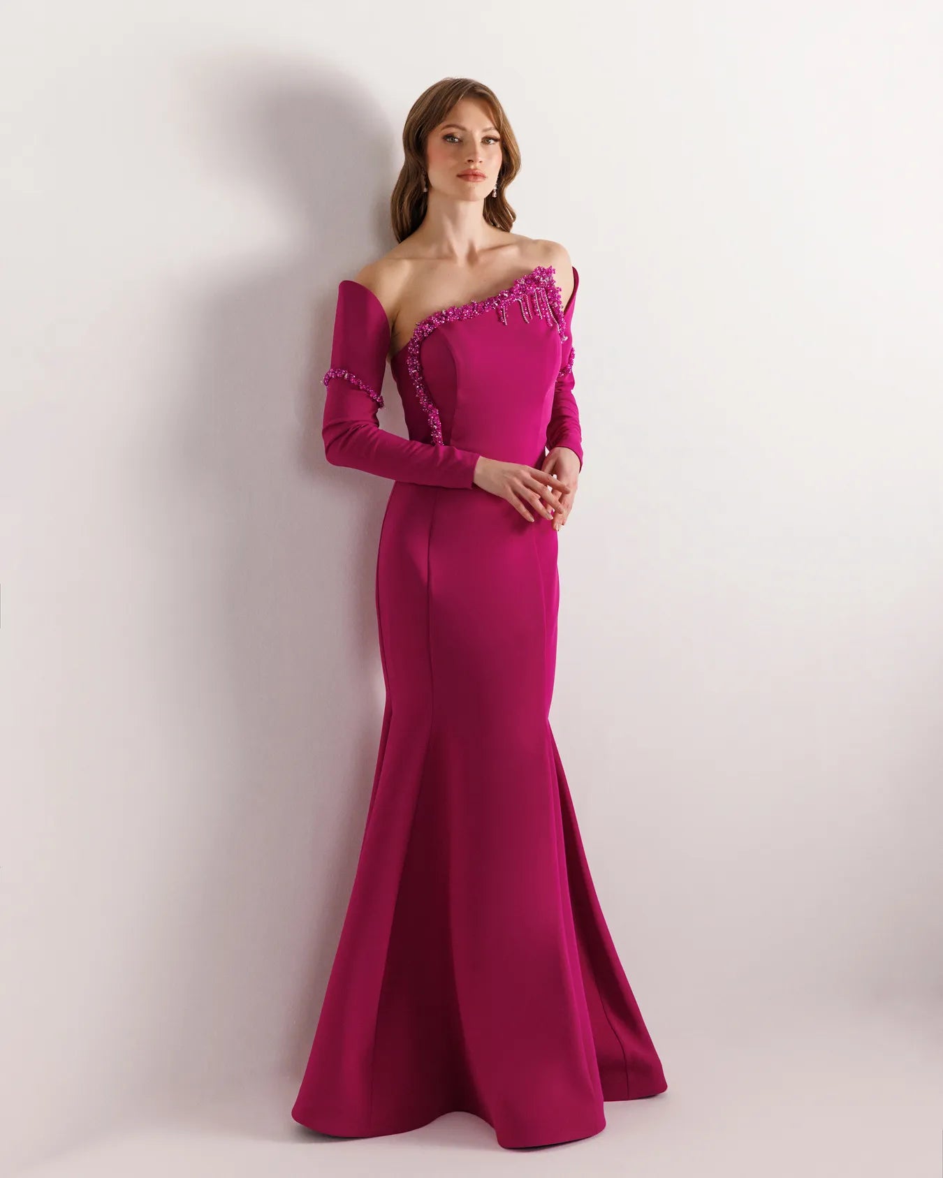 25138-Asimetrik Yaka İşlemeli Straplez Balık Abiye Elbise