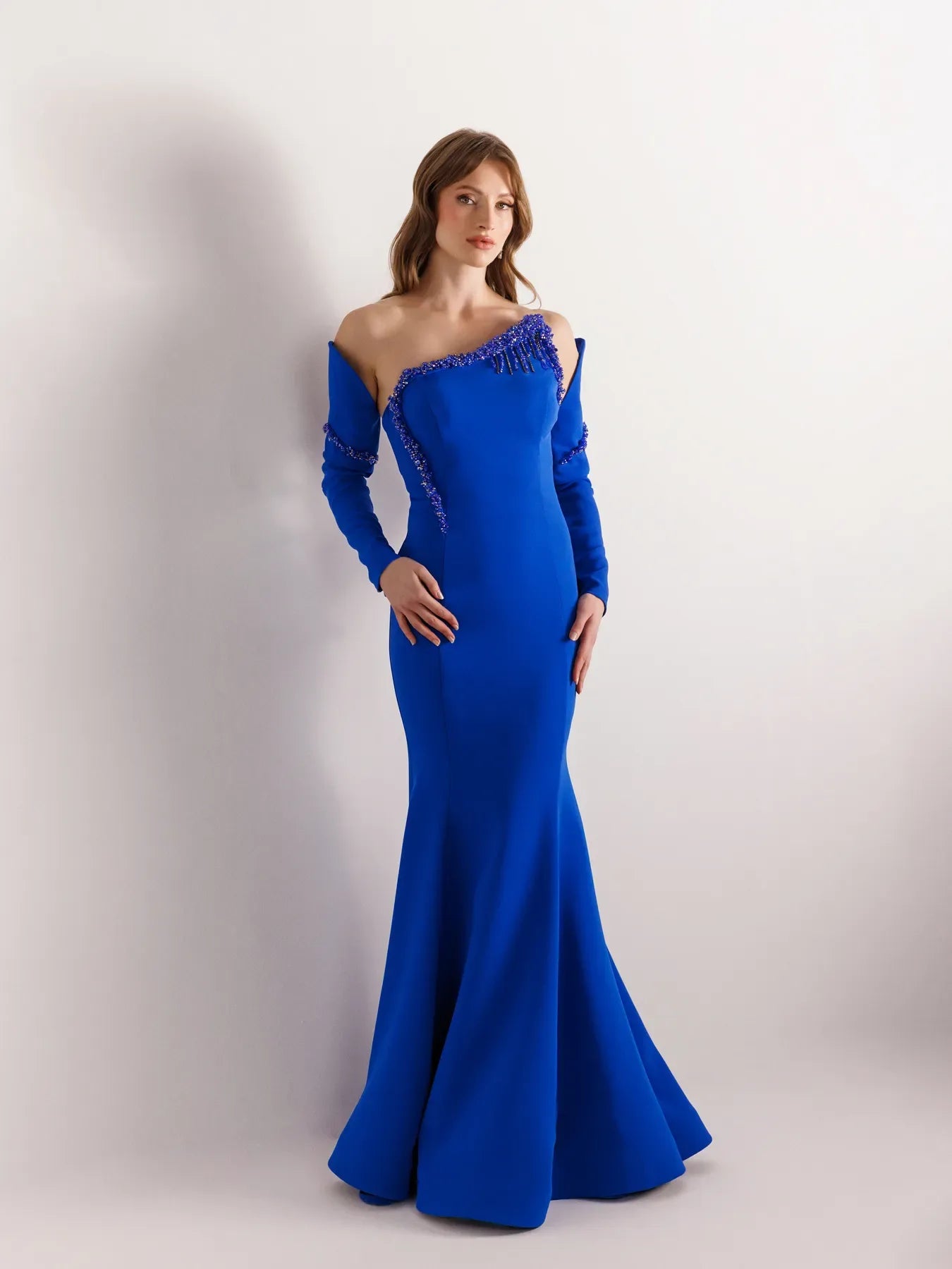 25138-Asimetrik Yaka İşlemeli Straplez Balık Abiye Elbise - Kenzel