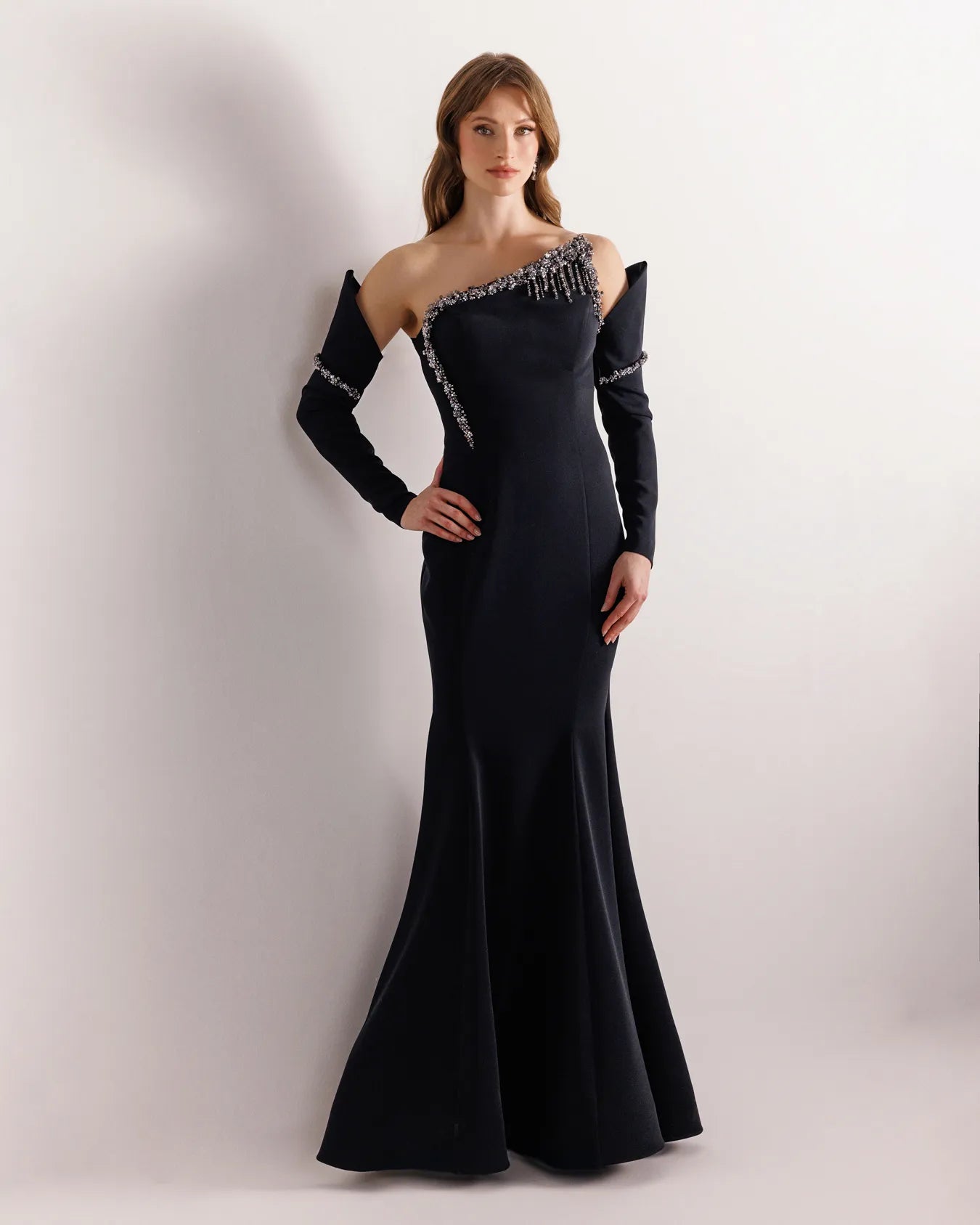 25138-Asimetrik Yaka İşlemeli Straplez Balık Abiye Elbise