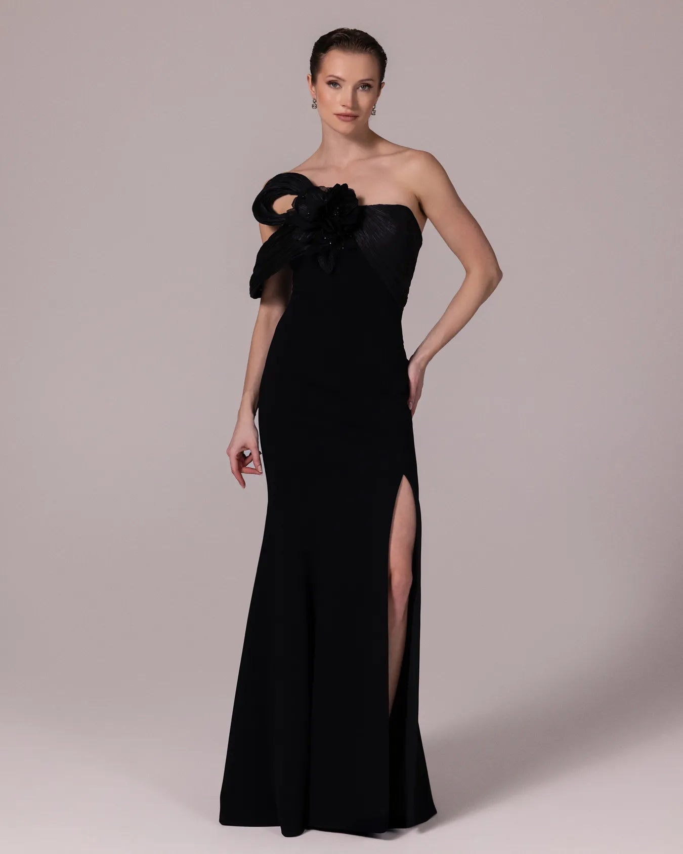 A25181-Yakası Piliseli ve Çiçek Detaylı Balık Abiye Elbise