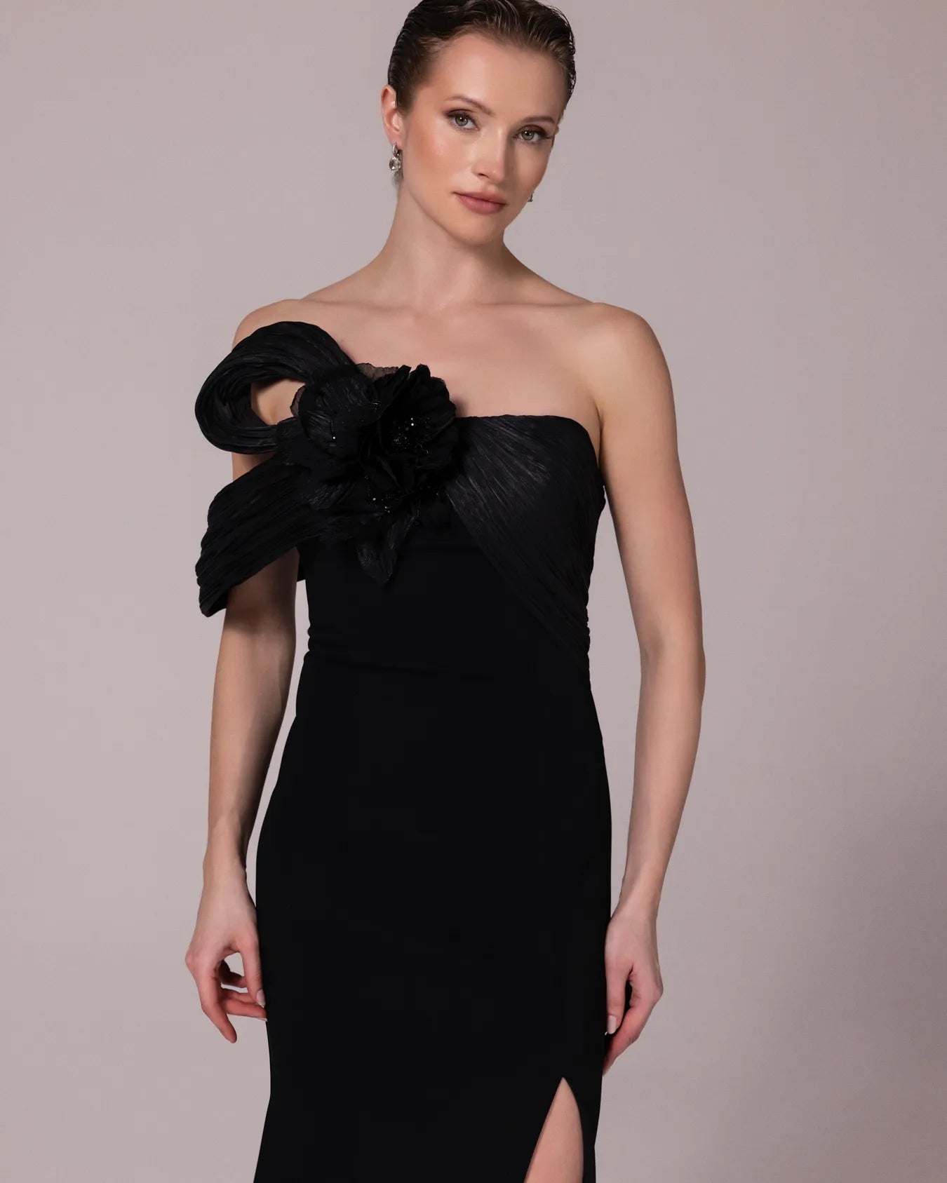 A25181-Yakası Piliseli ve Çiçek Detaylı Balık Abiye Elbise