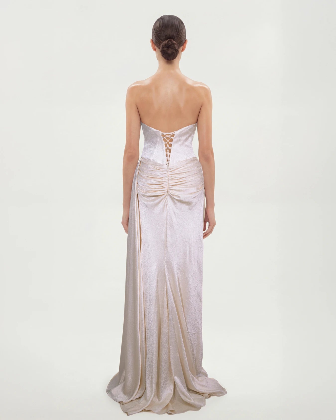 25190-Straplez İşleme Detaylı Degaje Döküm Uzun Elbise