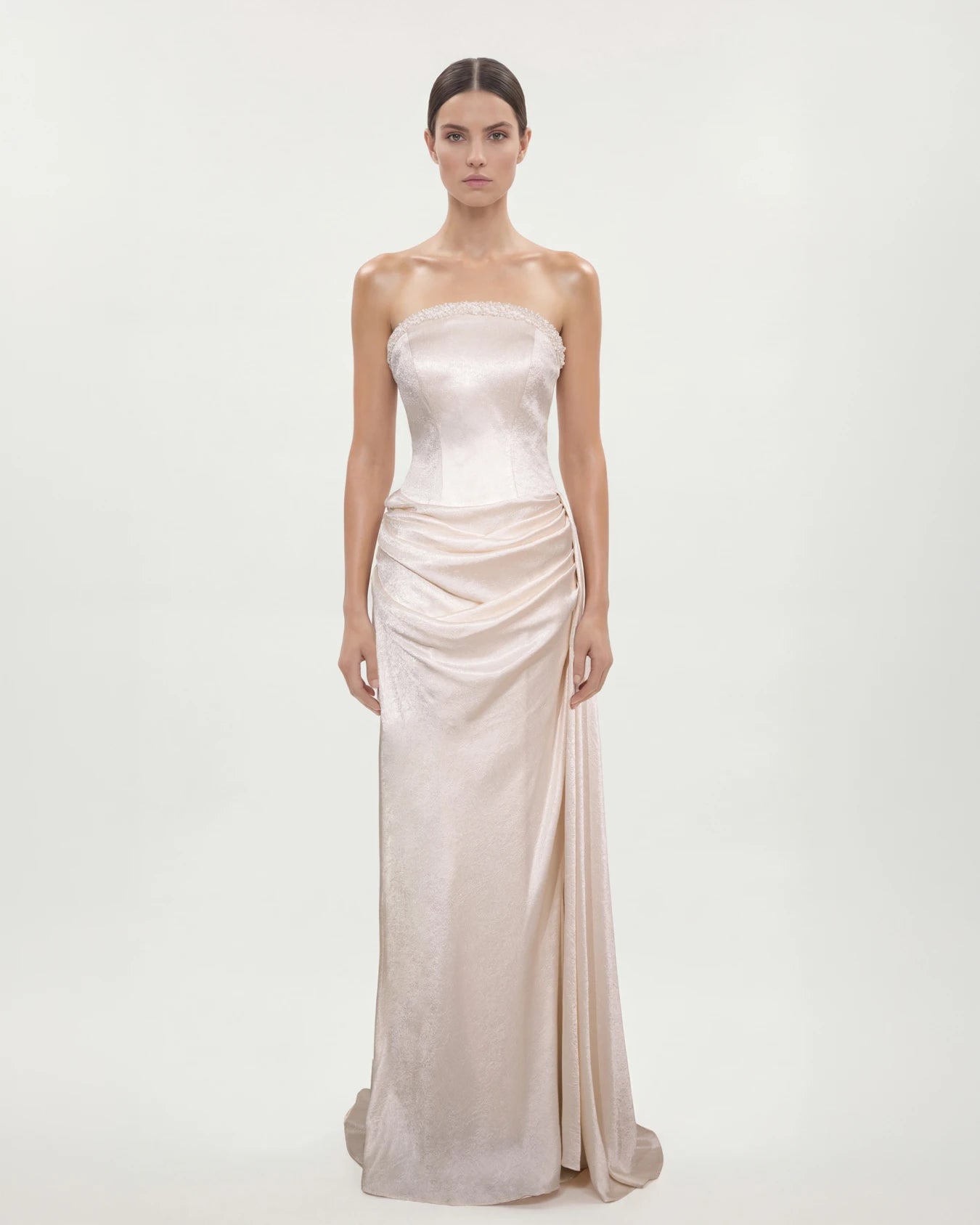 25190-Straplez İşleme Detaylı Degaje Döküm Uzun Elbise