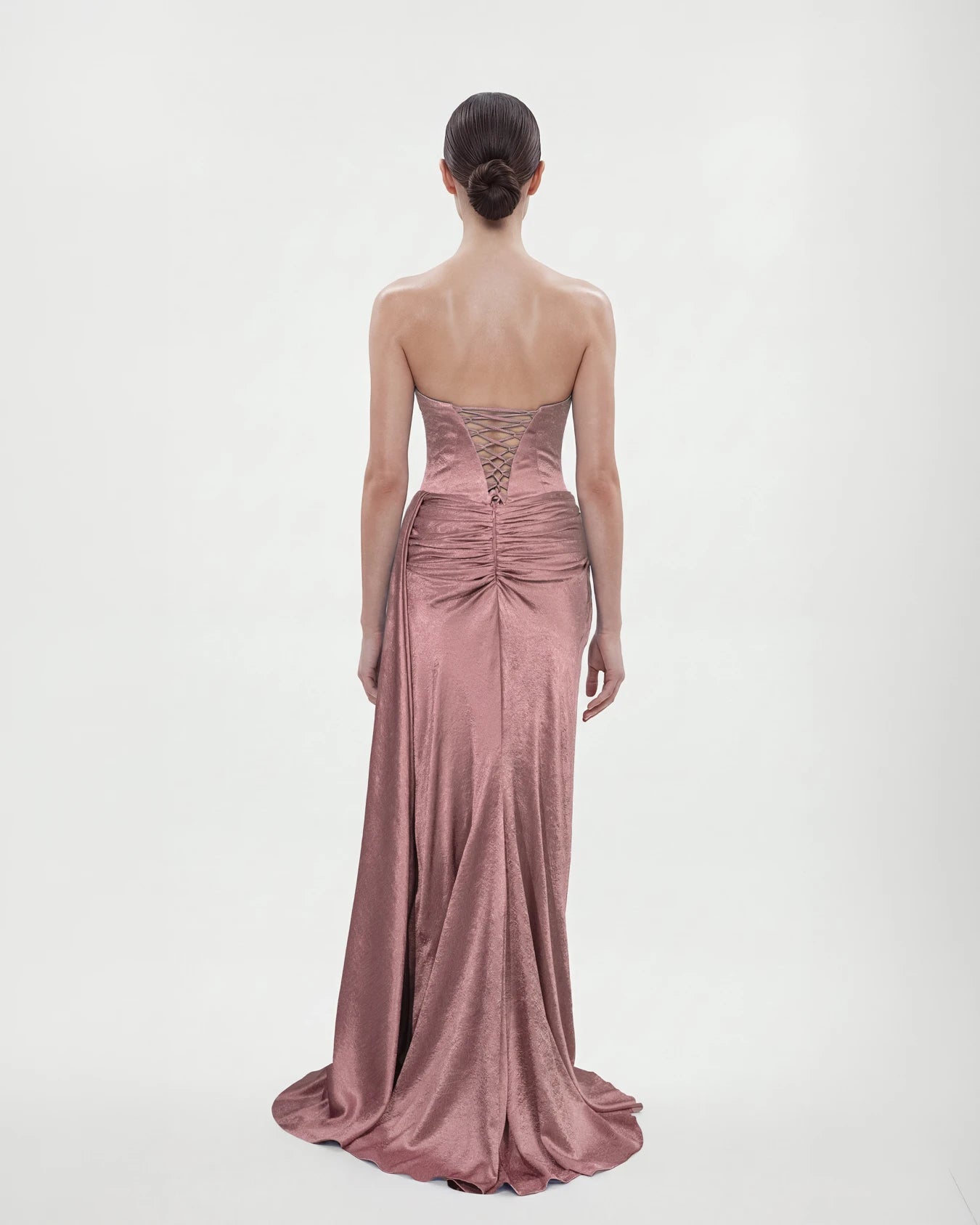 25190-Straplez İşleme Detaylı Degaje Döküm Uzun Elbise