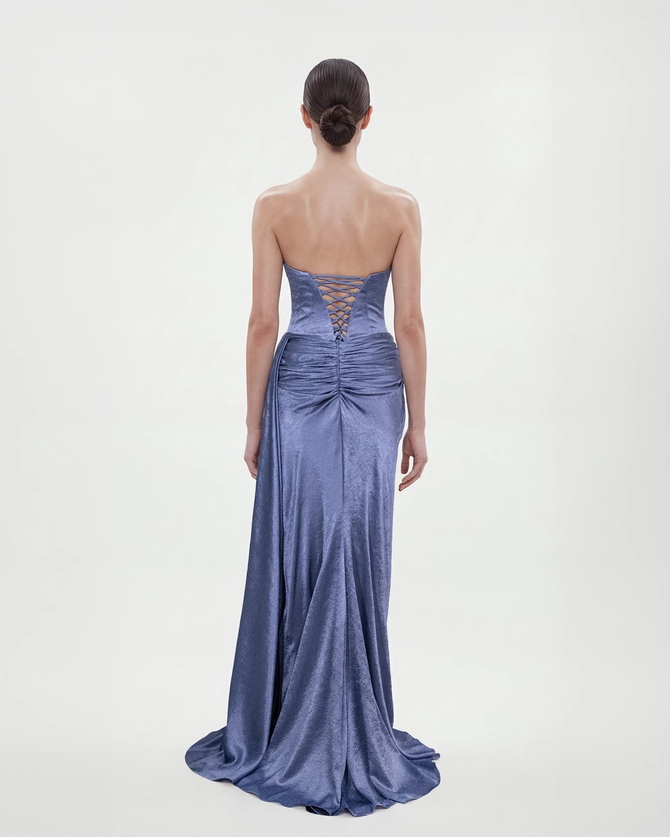 25190-Straplez İşleme Detaylı Degaje Döküm Uzun Elbise