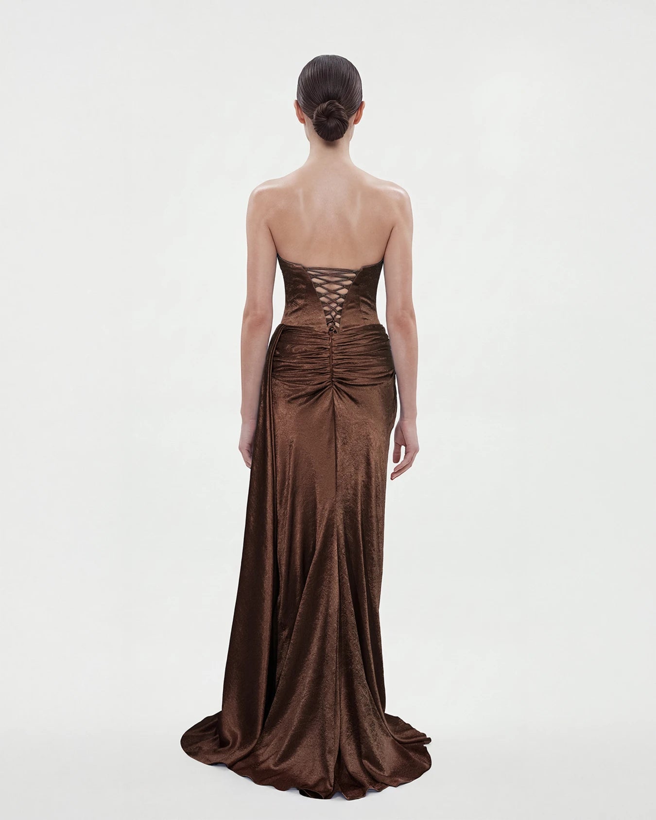 25190-Straplez İşleme Detaylı Degaje Döküm Uzun Elbise