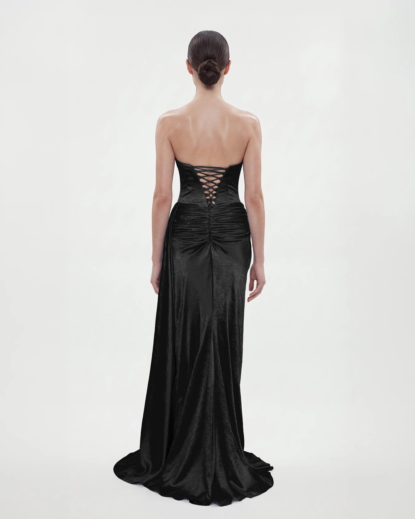 25190-Straplez İşleme Detaylı Degaje Döküm Uzun Elbise