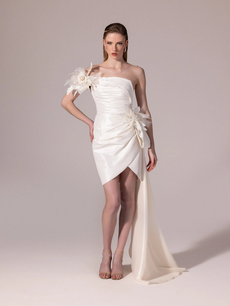 25300-Straplez Çiçek Aksesuarlı Kuyruklu Mini Elbise