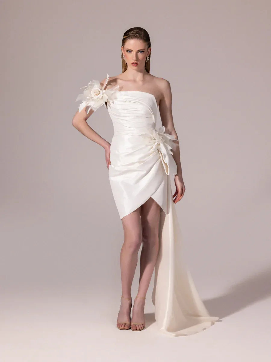 25300-Straplez Çiçek Aksesuarlı Kuyruklu Mini Elbise - Kenzel