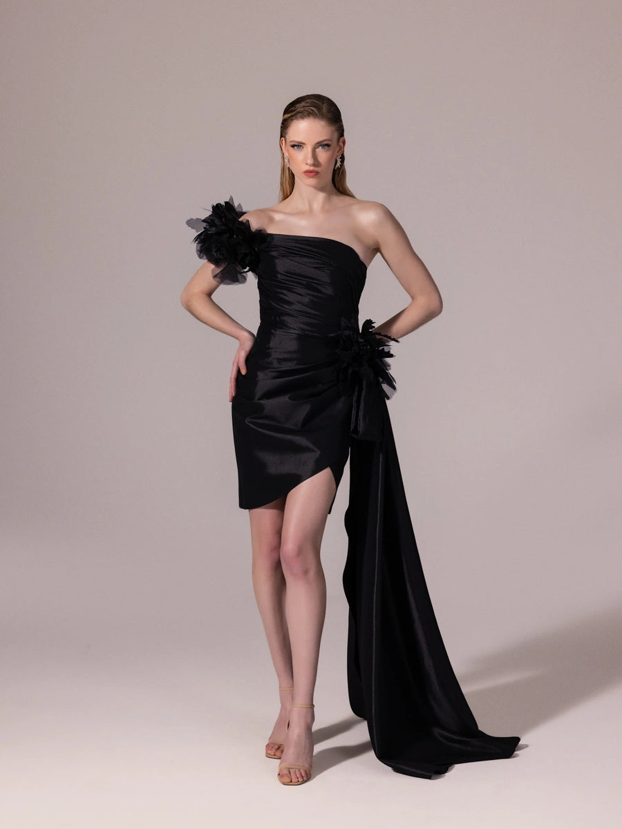 25300-Straplez Çiçek Aksesuarlı Kuyruklu Mini Elbise