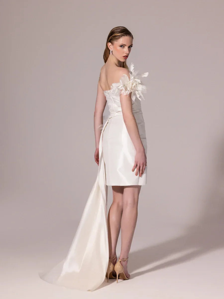 25300-Straplez Çiçek Aksesuarlı Kuyruklu Mini Elbise - Kenzel