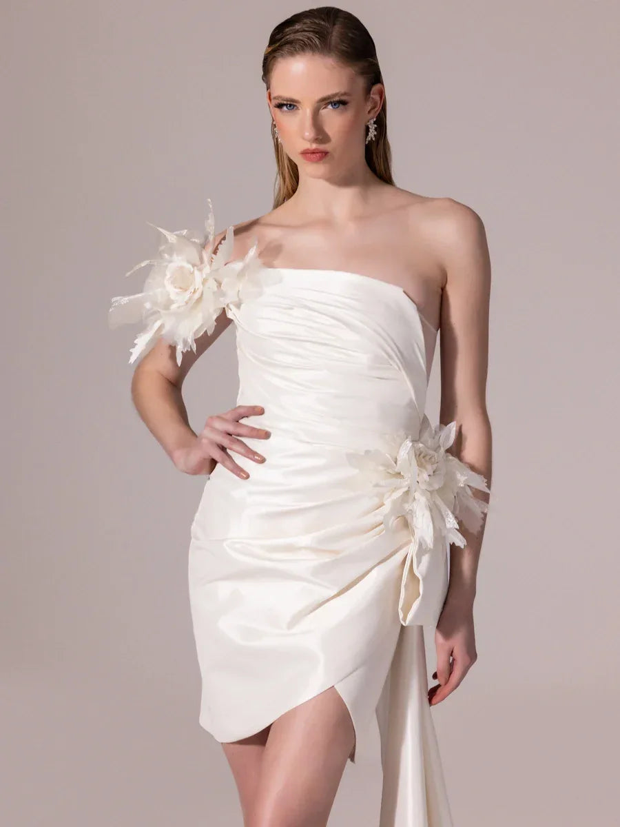 25300-Straplez Çiçek Aksesuarlı Kuyruklu Mini Elbise - Kenzel