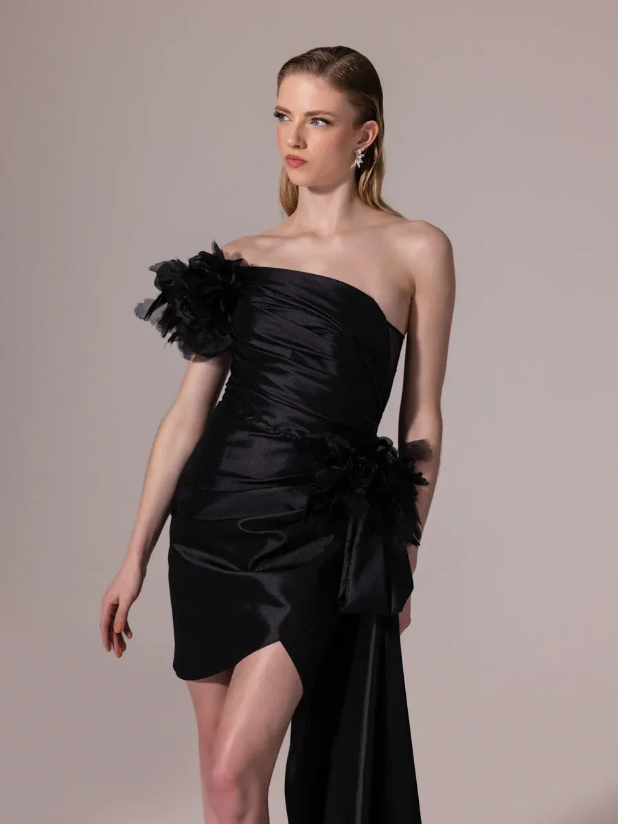 25300-Straplez Çiçek Aksesuarlı Kuyruklu Mini Elbise - Kenzel