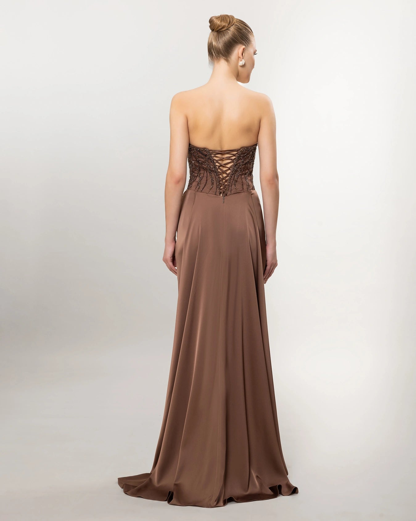 26021-Straplez Taş İşlemeli Drapeli Uzun Abiye Elbise