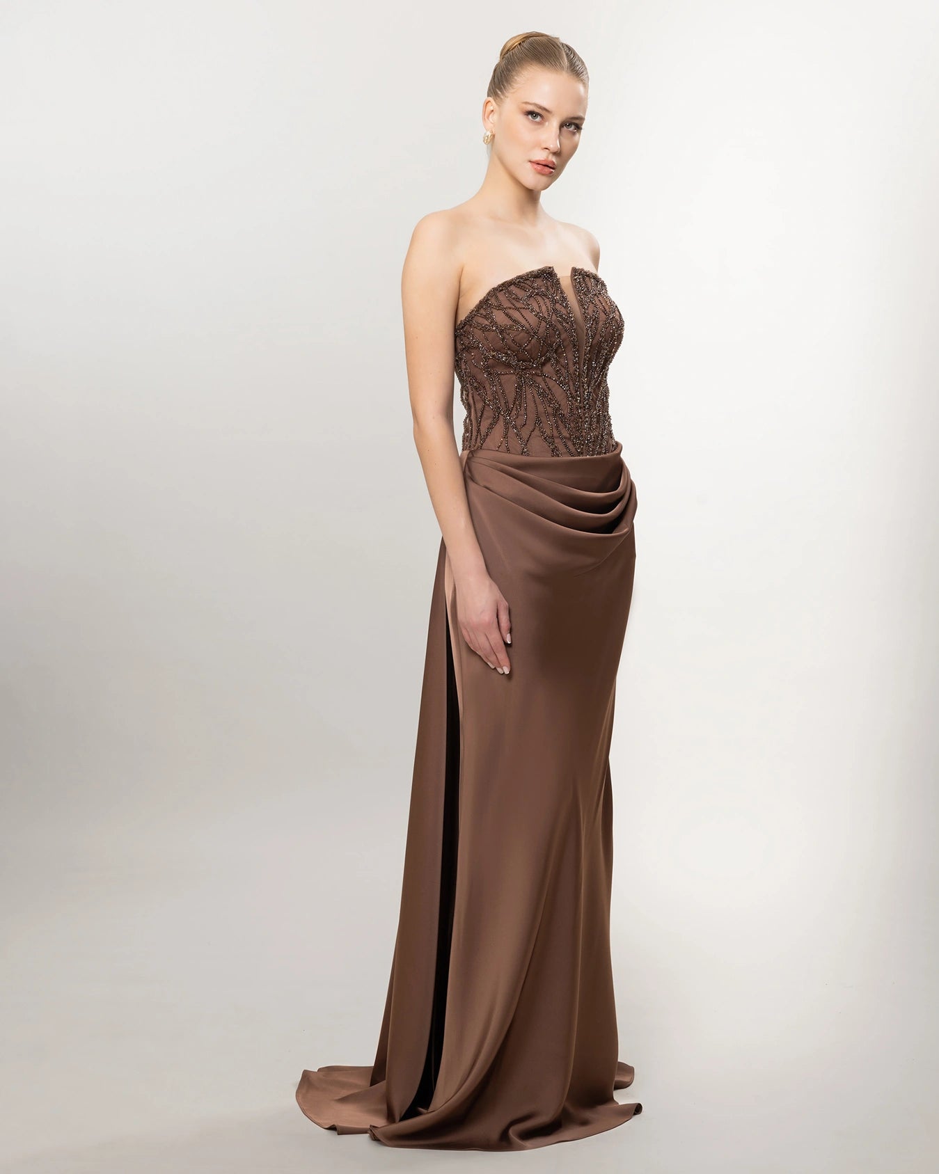 26021-Straplez Taş İşlemeli Drapeli Uzun Abiye Elbise