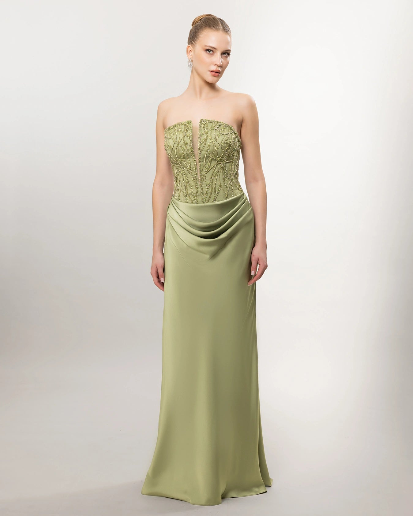 26021-Straplez Taş İşlemeli Drapeli Uzun Abiye Elbise