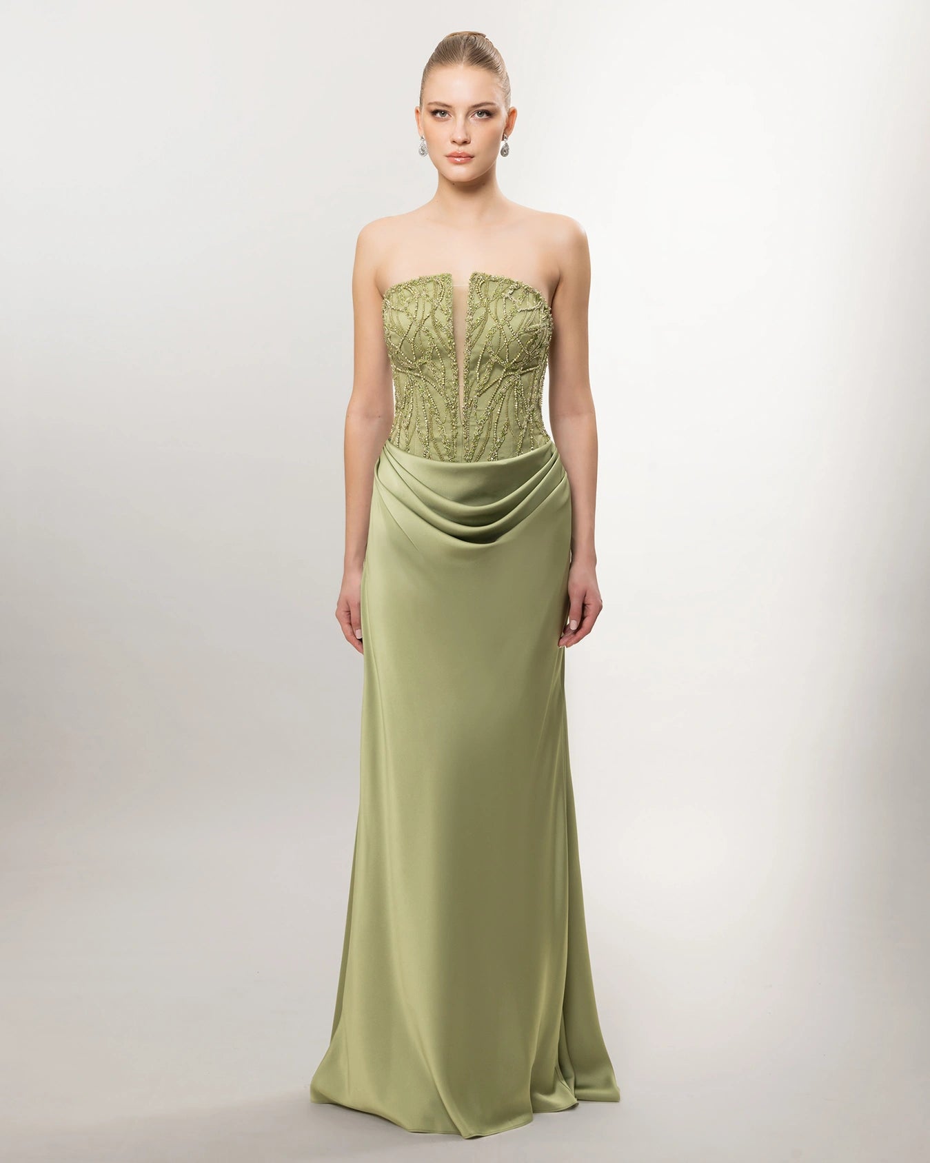 26021-Straplez Taş İşlemeli Drapeli Uzun Abiye Elbise