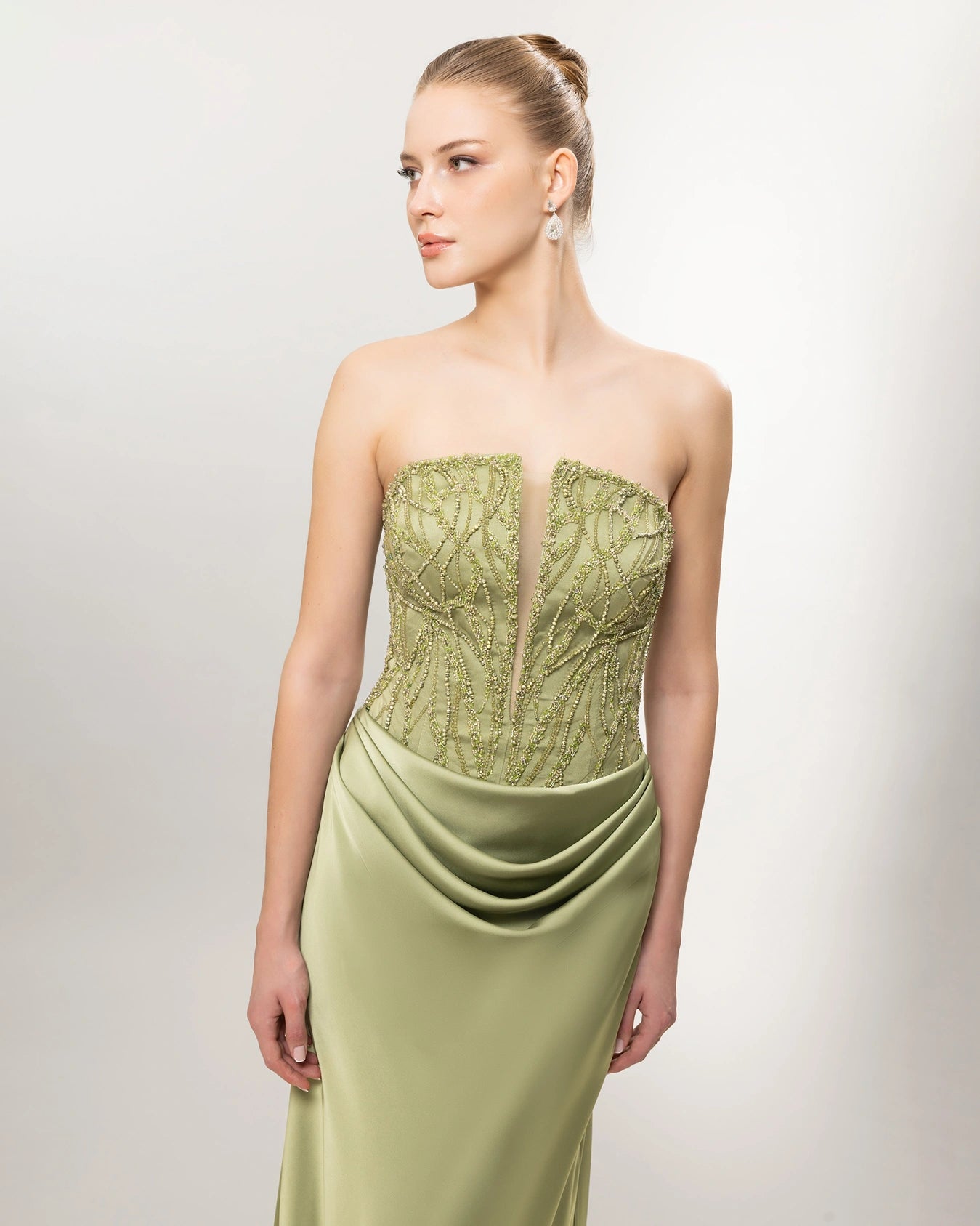 26021-Straplez Taş İşlemeli Drapeli Uzun Abiye Elbise