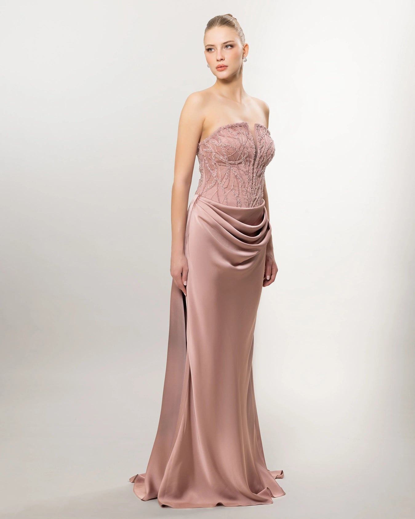 26021-Straplez Taş İşlemeli Drapeli Uzun Abiye Elbise