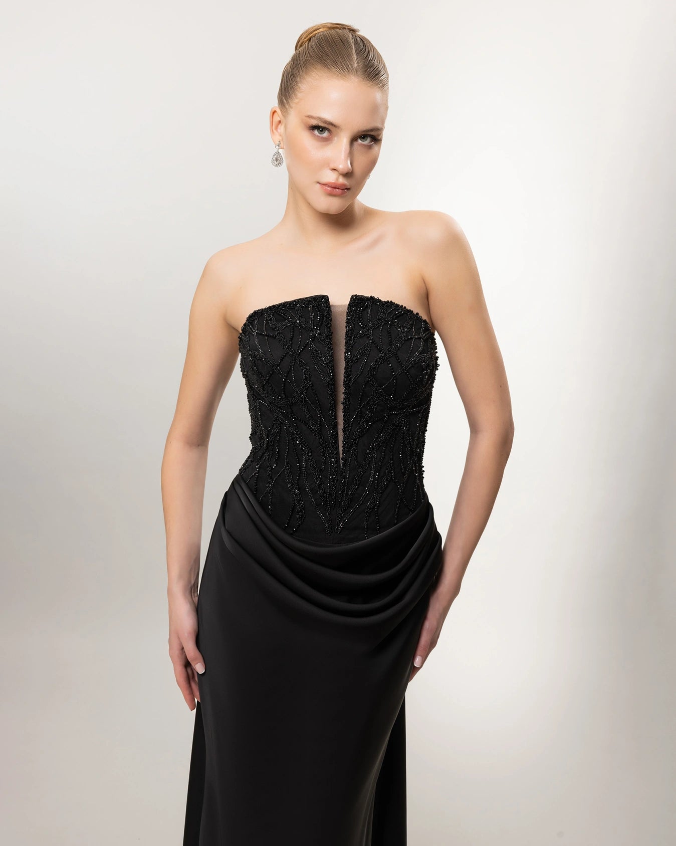 26021-Straplez Taş İşlemeli Drapeli Uzun Abiye Elbise