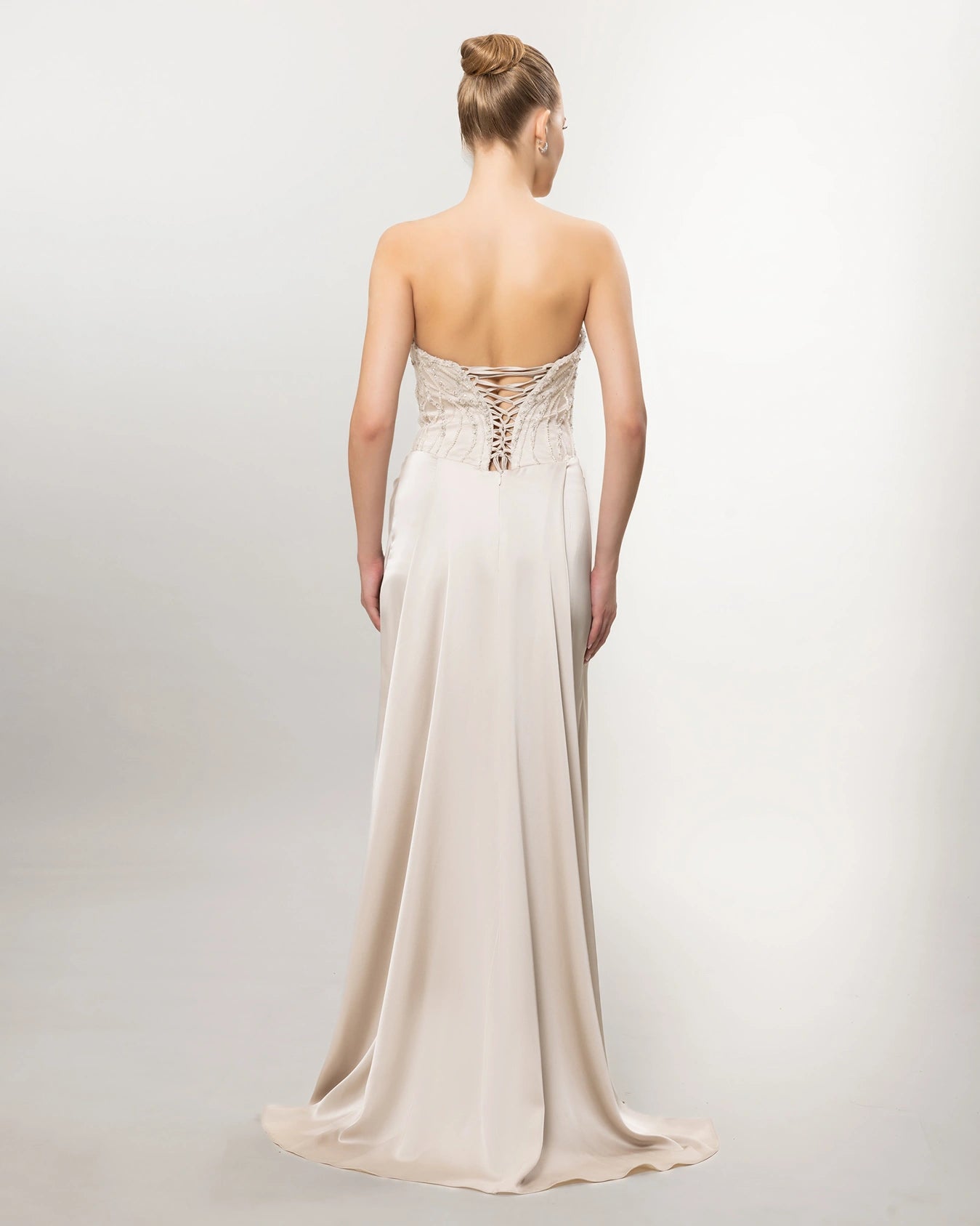 26021-Straplez Taş İşlemeli Drapeli Uzun Abiye Elbise