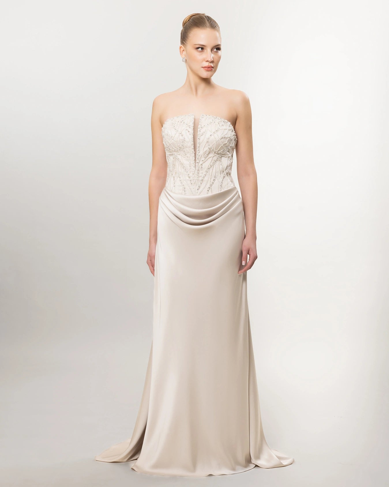 26021-Straplez Taş İşlemeli Drapeli Uzun Abiye Elbise